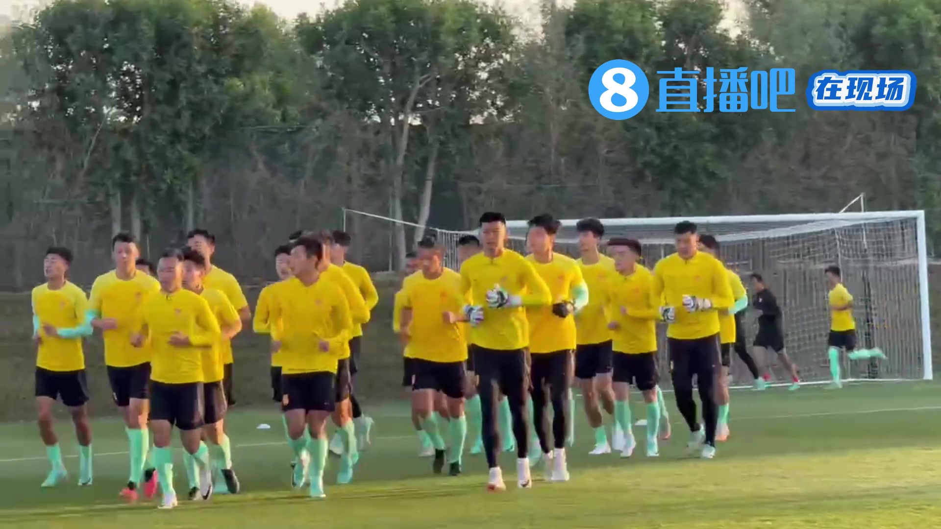 【直播吧在现场】国足战黎巴嫩后首次训练，队员们慢跑热身