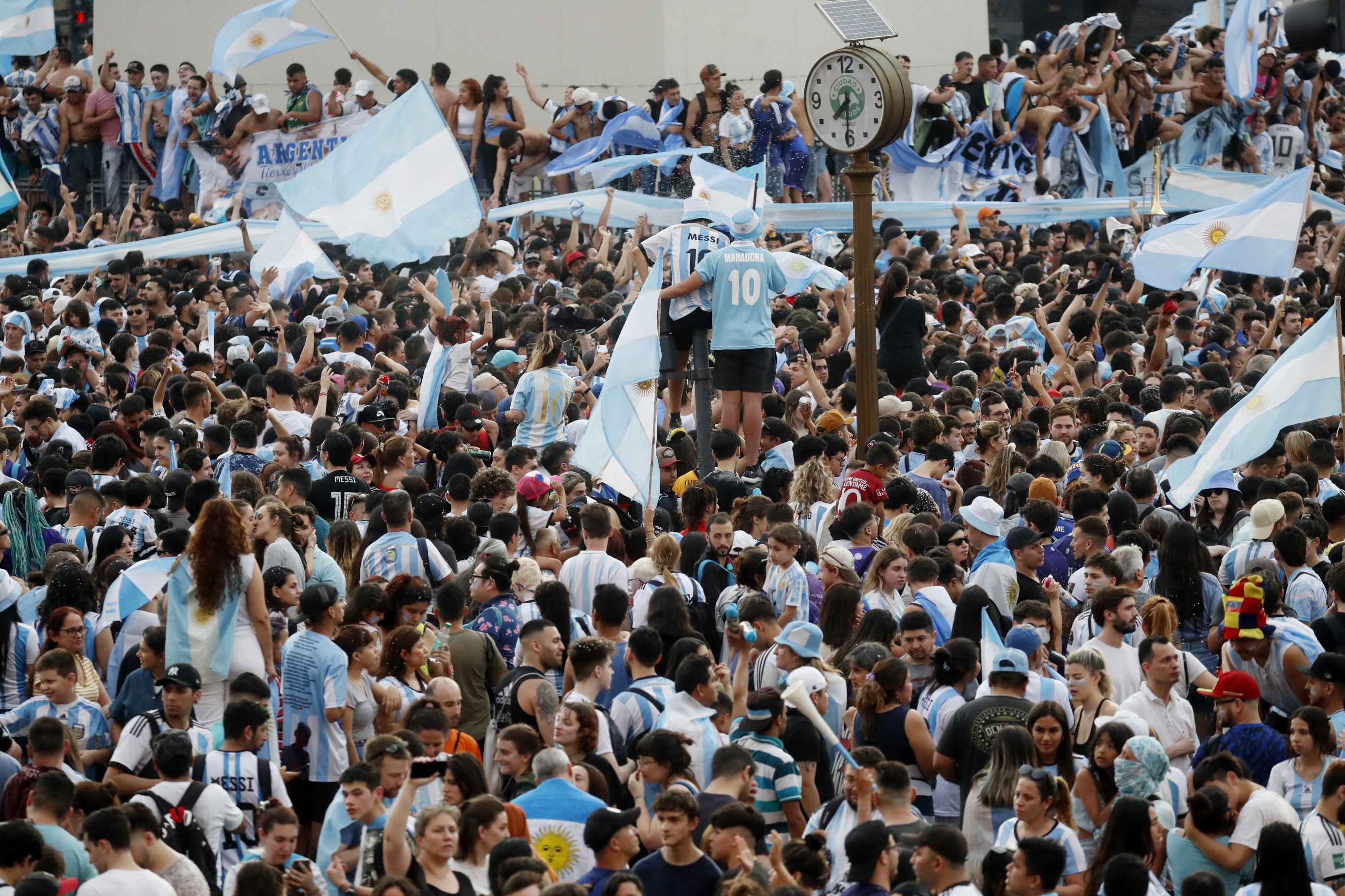 全国欢庆！布宜诺斯艾利斯街头，阿根廷球迷疯狂庆祝晋级决赛