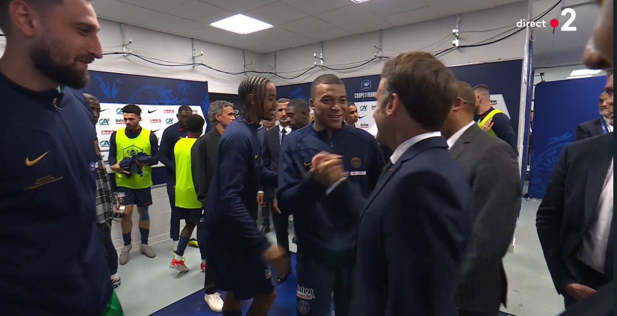 说了啥法国总统马克龙赛前来球员通道，与姆巴佩握手+耳语