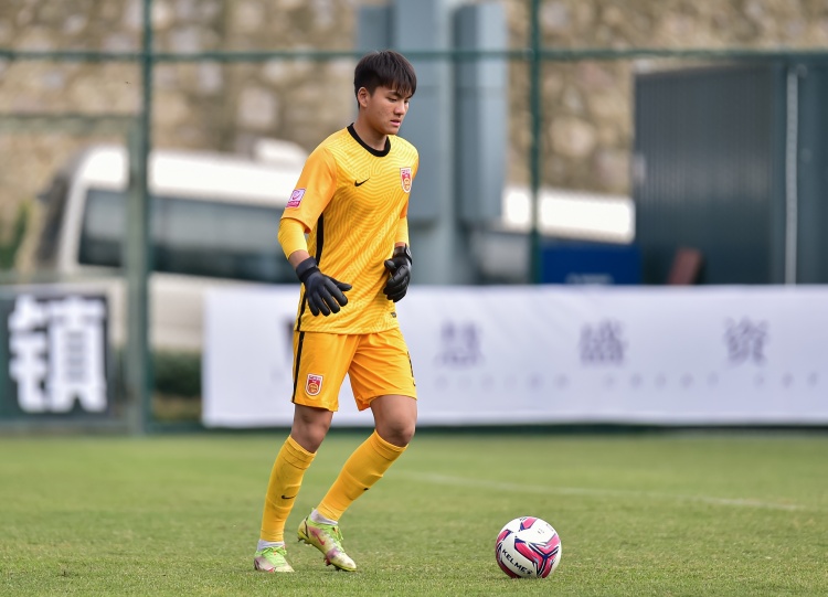稳健！U20国足门将李昊集锦：高接抵挡，尾声连续扑救守住1分
