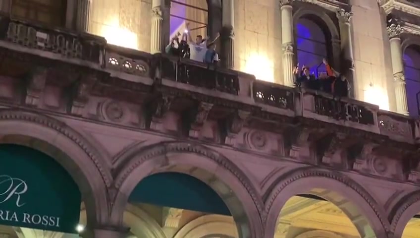 不睡了！凌晨4点的米兰城，劳塔罗在大教堂广场带球迷高歌庆祝