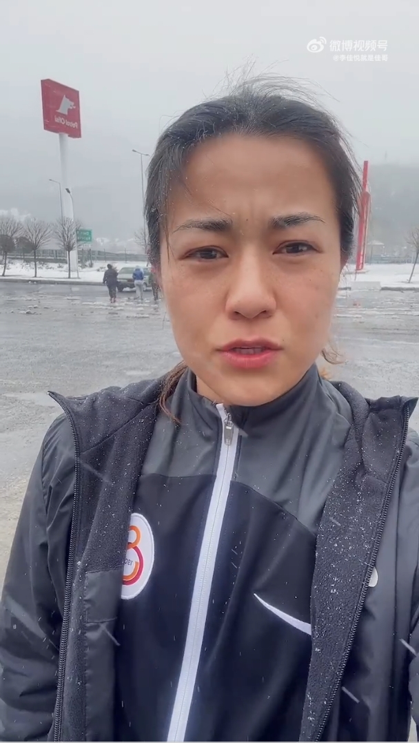 李佳悦回忆地震：震感强烈从床上差点摔到地上，感觉房子在转