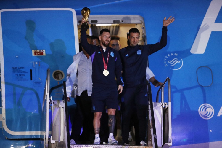 阿根廷36年的等待！梅西手捧大力神杯走下飞机，世界冠军归国