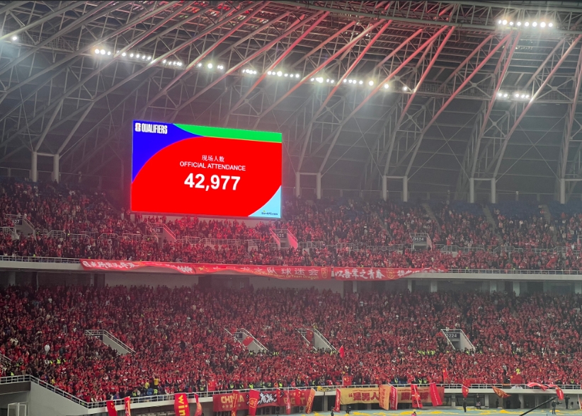 4万+球迷助威！！天津“水滴”球场涌入42977人观赛