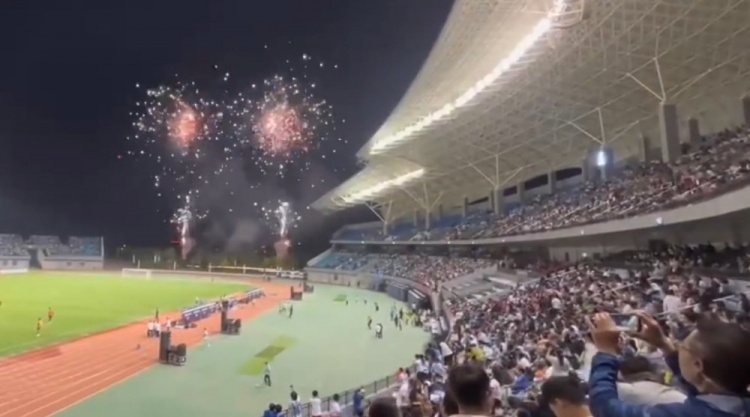 氛围火爆！U21联赛决赛揭幕战现场烟花秀，吸引1.2万球迷观赛