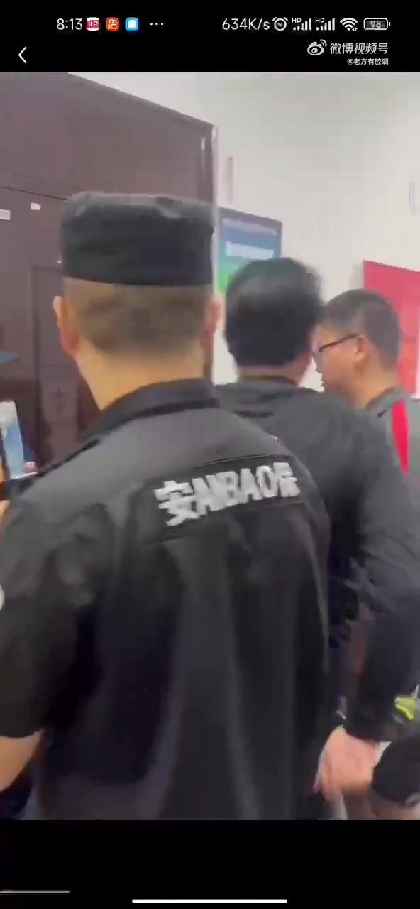 博主：昨日中乙赛后，海港B队教练前往裁判休息室咨询问题