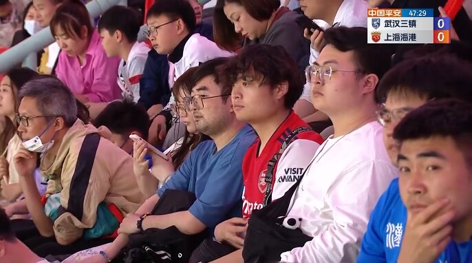 我们阿森纳________！三镇vs海港现场镜头捕捉一名枪迷
