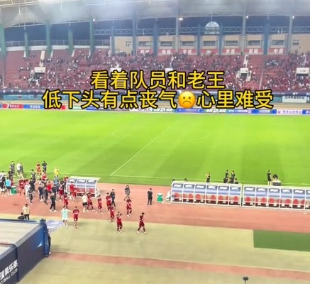 王上源妻子：看着队员和老王低下头有点丧气，抬起头颅接着再战