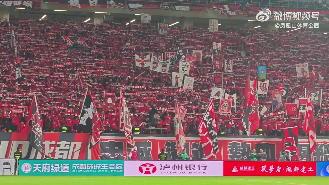 超震撼！一镜到底沉浸感受凤凰山全场围巾墙+4万人浪漫合唱