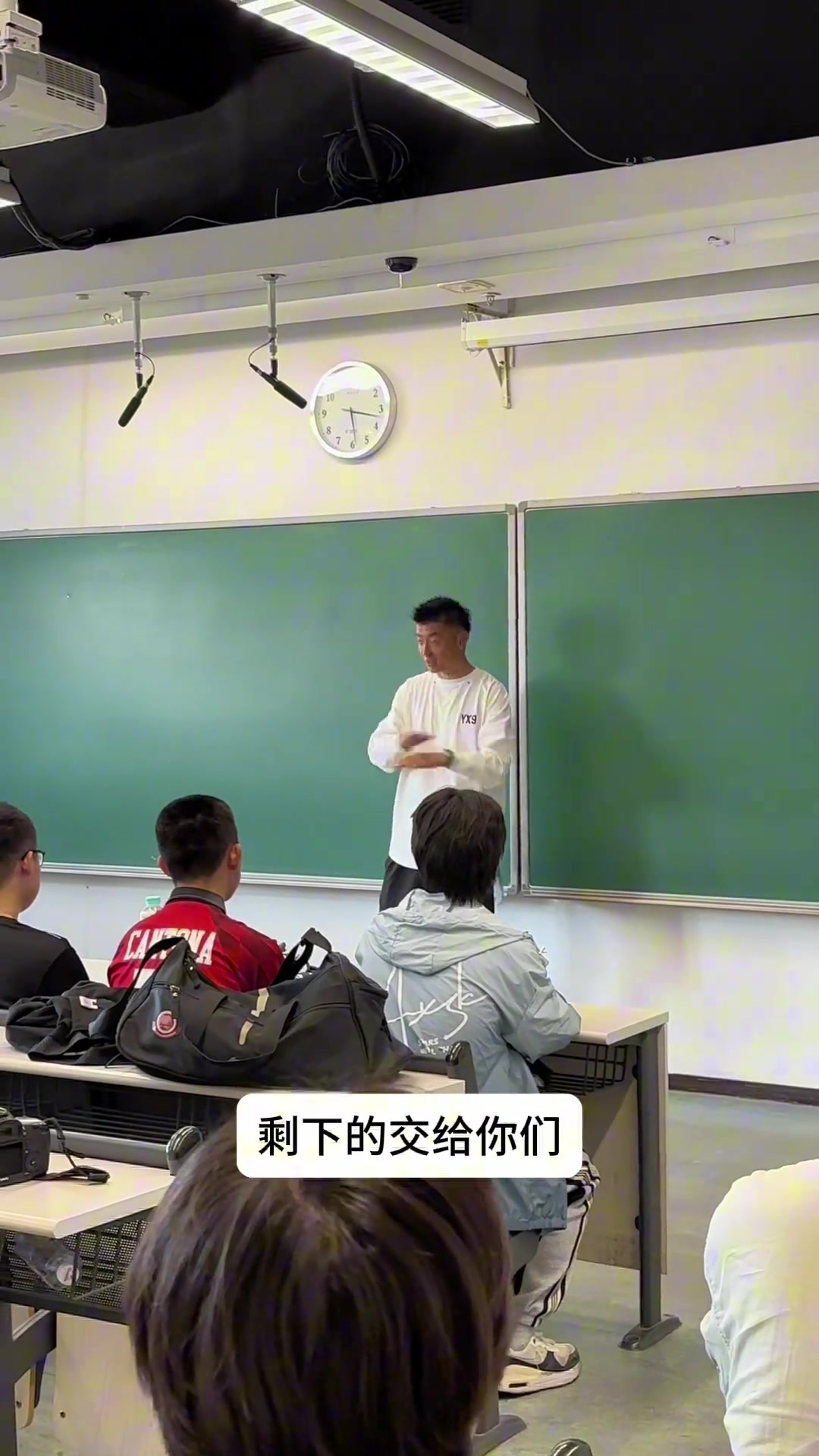 杨旭前往北京大学做交流演讲，并为北大足球比赛决赛开球
