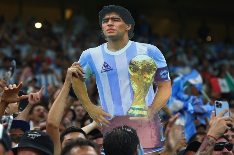 马拉多纳去世两周年，场边阿根廷球迷高举马拉多纳照片