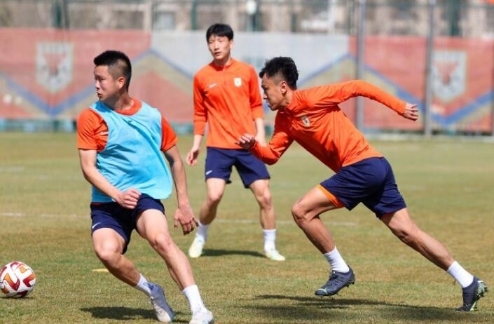鲁媒：后腰徐磊在泰山队试训，球队中前场位置有其他引援计划