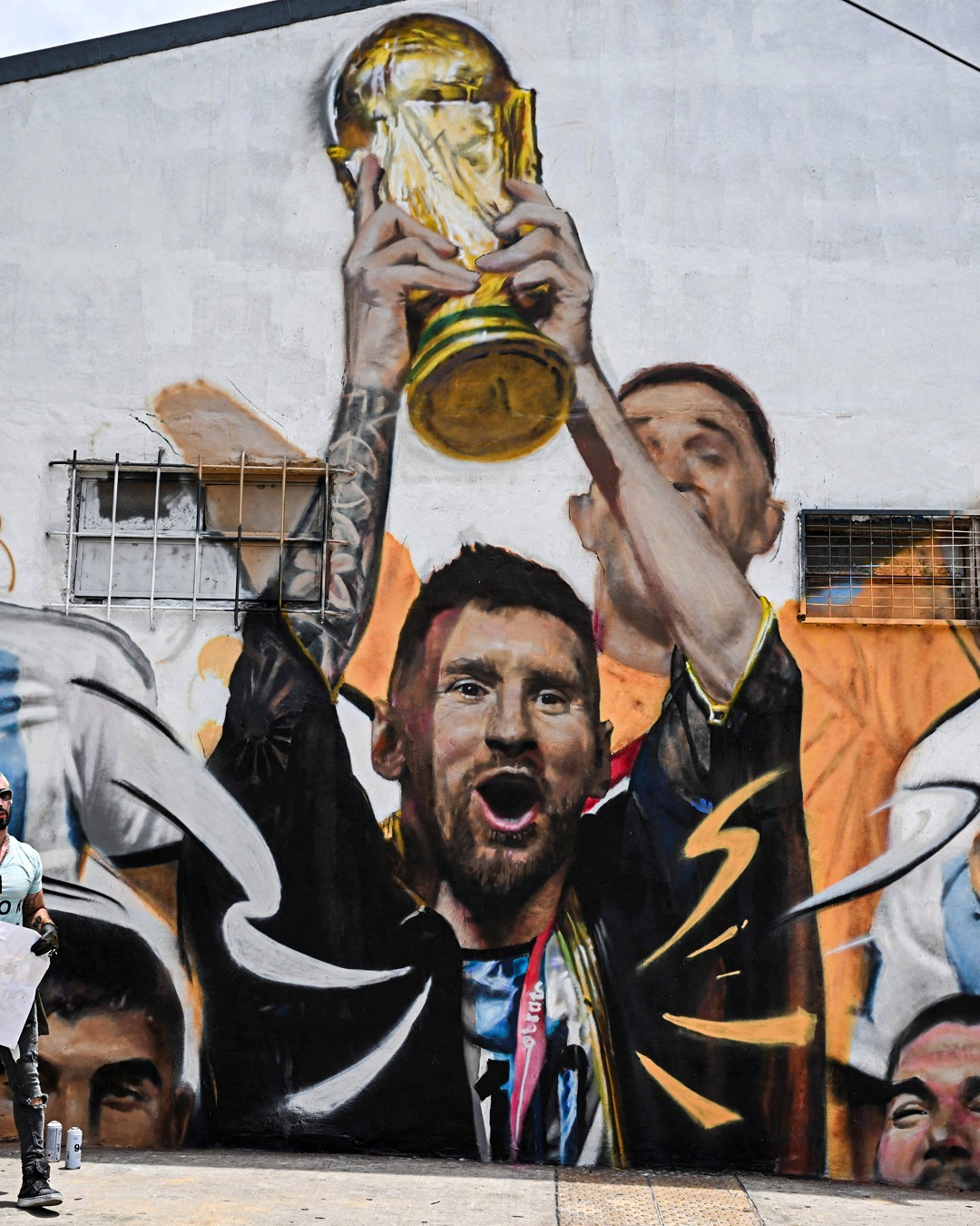 国家英雄！梅西夺冠壁画出现在布宜诺斯艾利斯街头