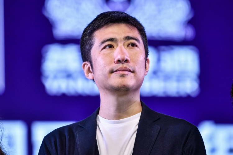 记者：去年董铮离开足协去NBA中国，是因为与更高层的领导闹掰了