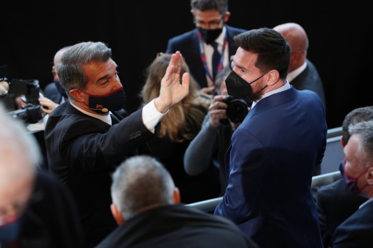 如何面对？加泰电台：拉波尔塔将在FIFA年度颁奖典礼上和梅西会面