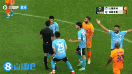 连媒谈误判：马宁没看清球是否越过门线，为何果决判定此球未进