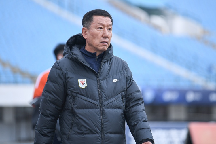鲁媒：泰山队明日集结&16日前往海口冬训正全力引进一后腰外援
