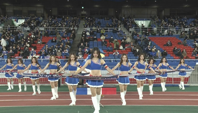 横滨主场还有中场拉拉队表演，小姐姐们大冷天穿着很清凉
