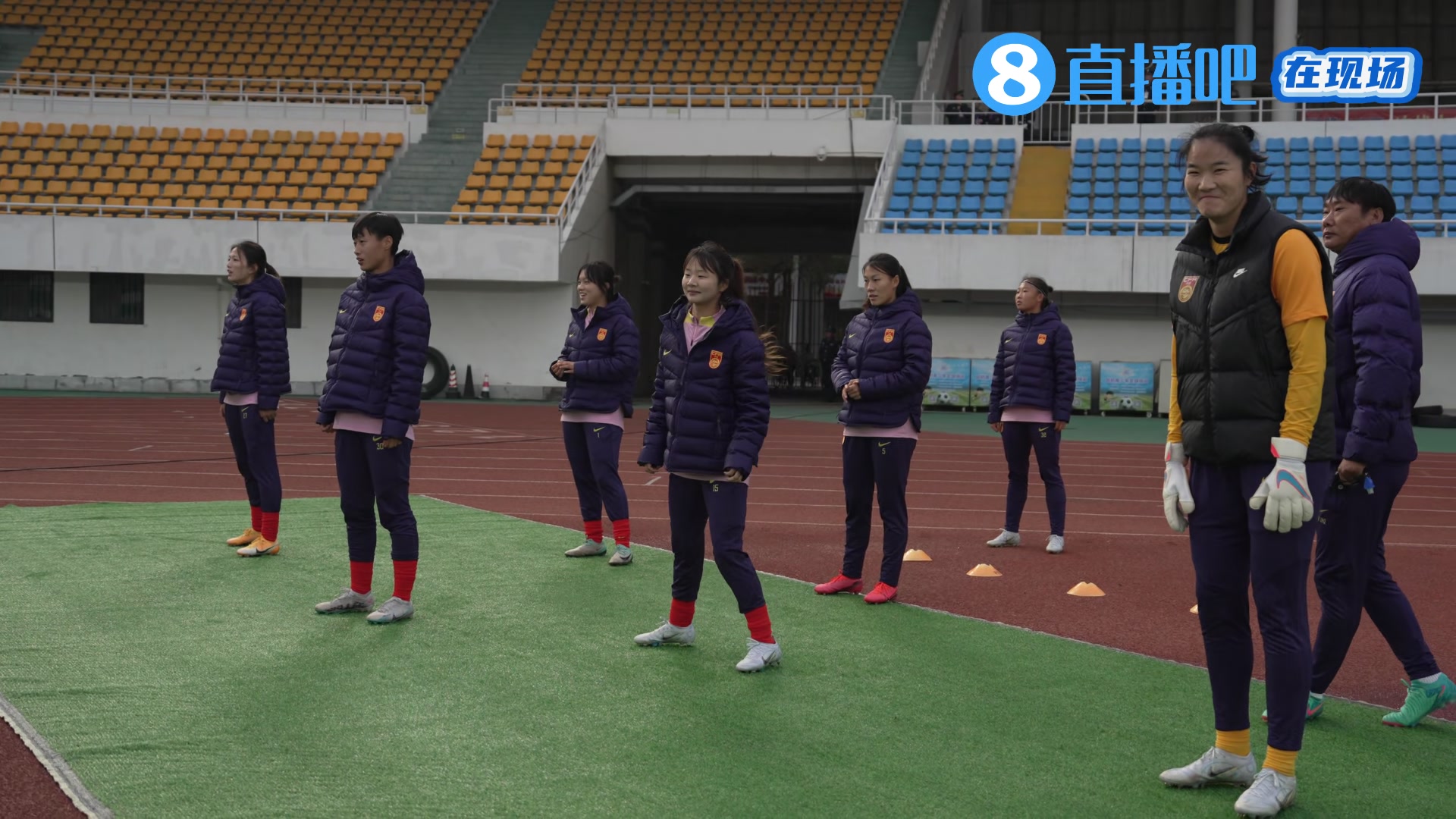 【直播吧在现场】伊琳现场直击中国U20女足女足姑娘们可爱捏
