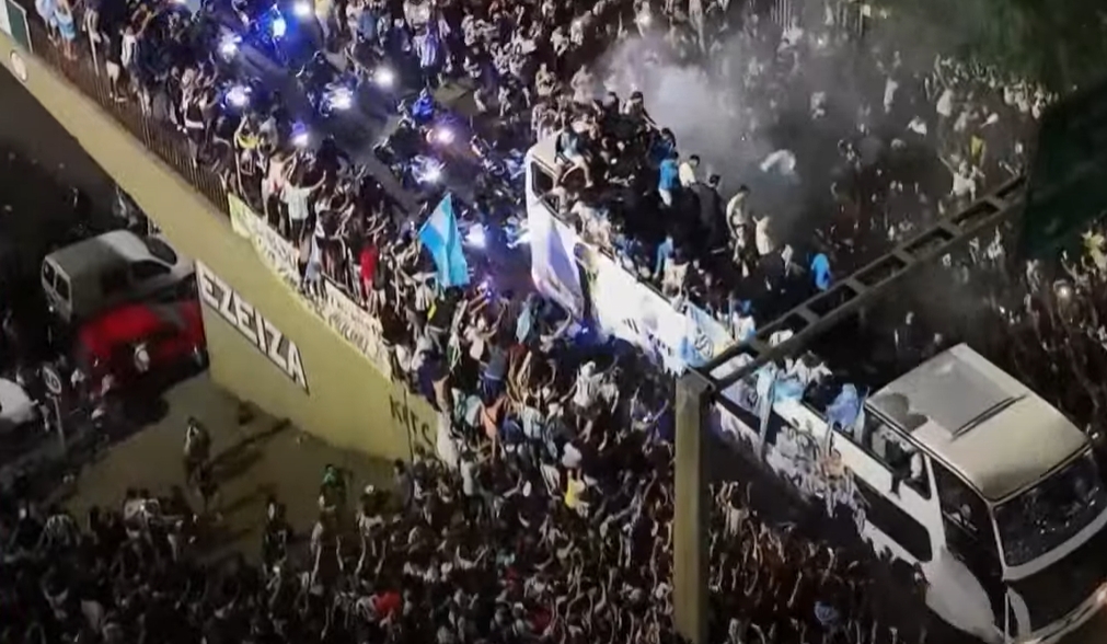要注意安全啊！阿根廷疯狂的球迷爬满了栏杆