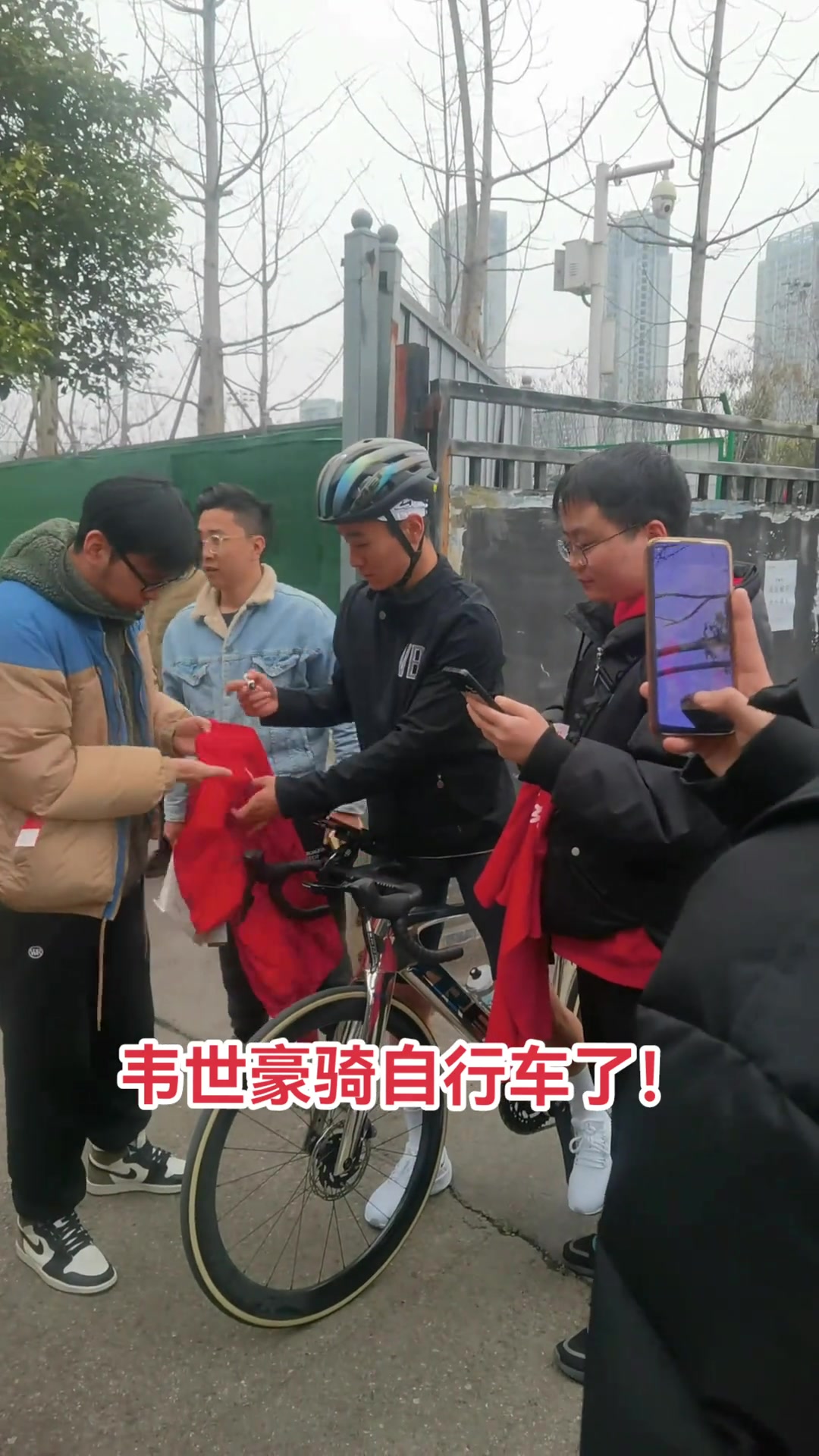 人气旺！韦世豪来成都后，出门骑自行车都要签名