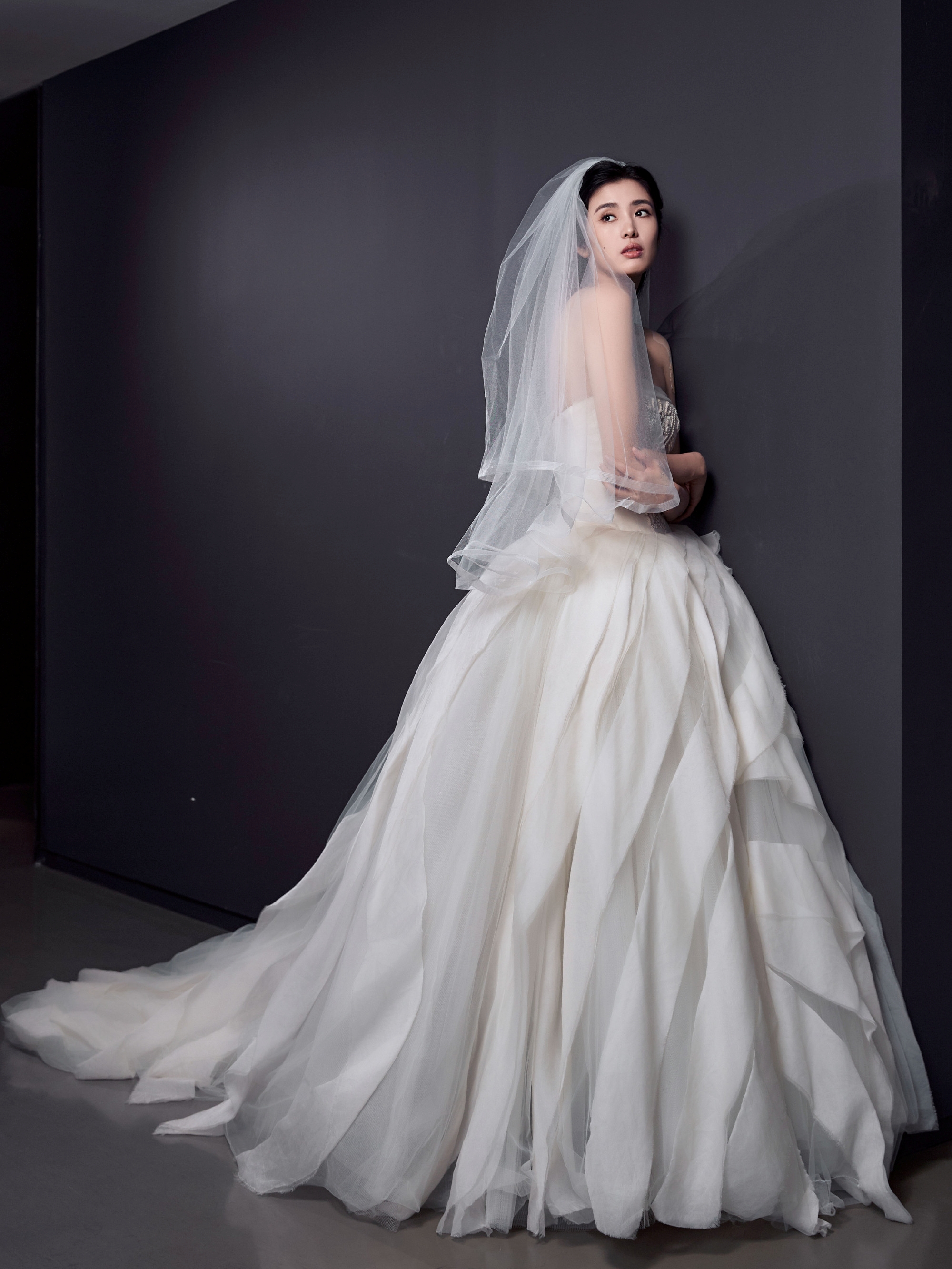 赵丽娜晒婚纱照：赋予婚纱特殊含义坚定地做自己爱自己