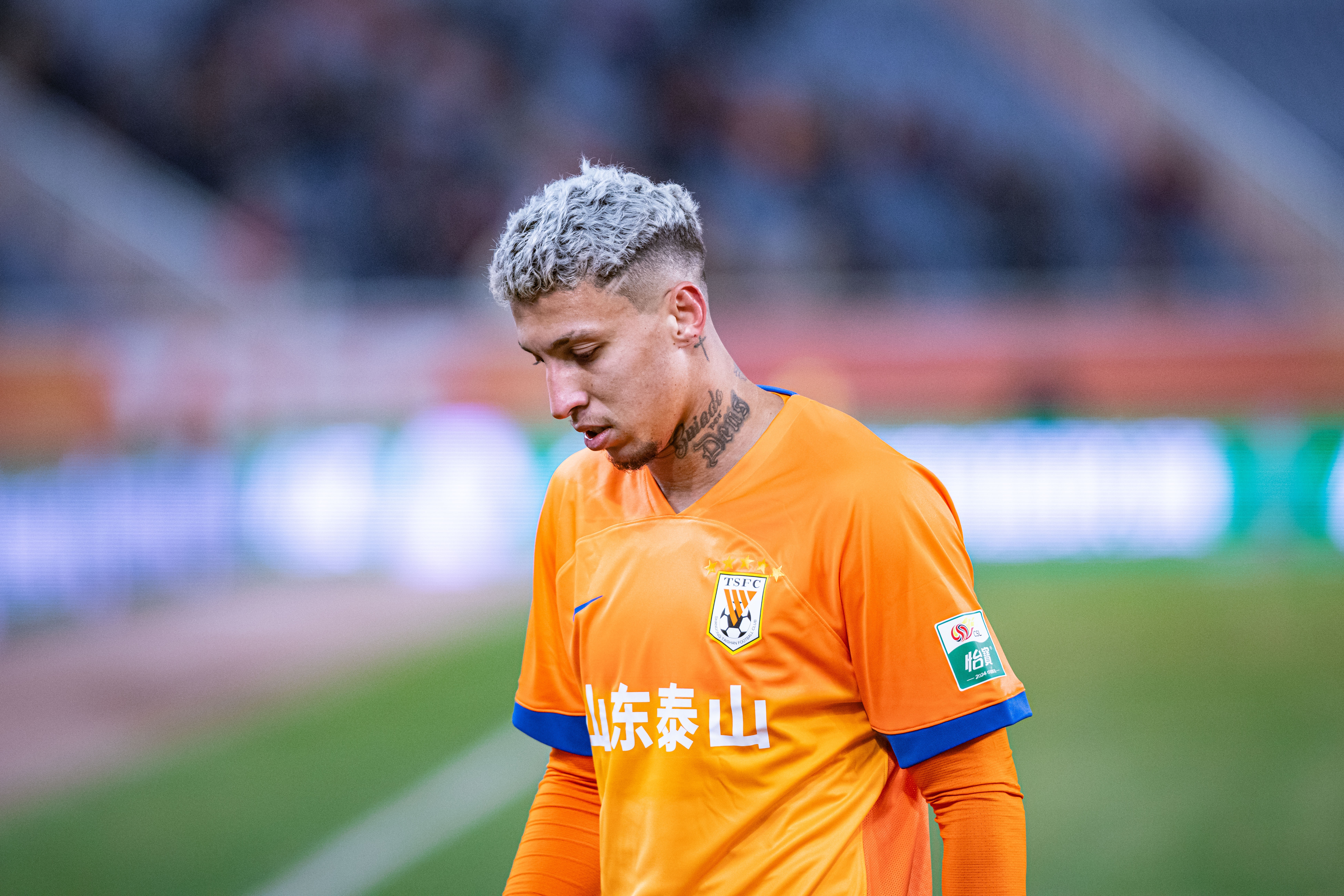 媒体人：克雷桑的表现代表了泰山全队的心态他很难去隐藏什么