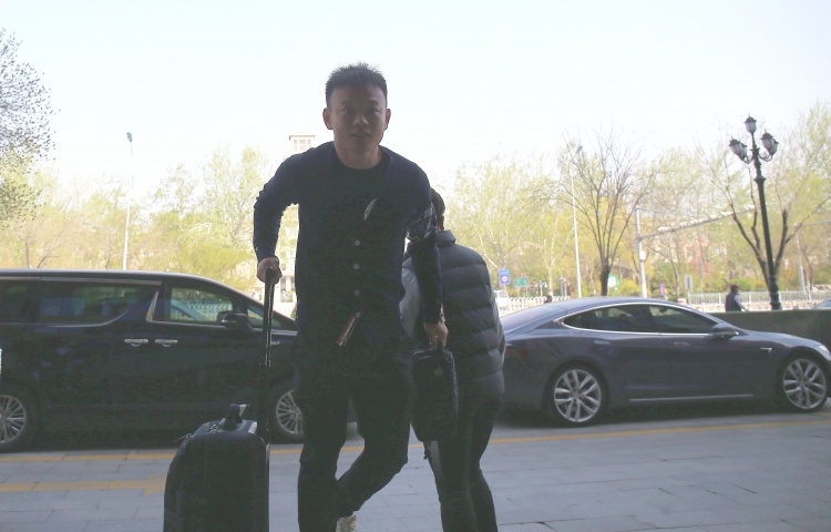 是否回中超周通：我与奥克兰城还有合同很幸运赶上金元时代