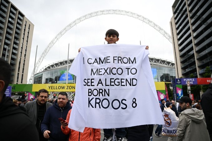 不远千里！欧冠决赛前球迷打出标语：我从墨西哥来看传奇克罗斯