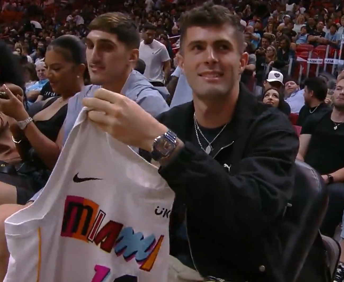 普利西奇现身热火主场观战与快船的NBA常规赛，并获赠热火球衣