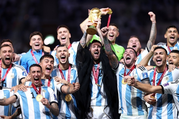 记者：阿根廷球员是被直升飞机接走去庆祝的