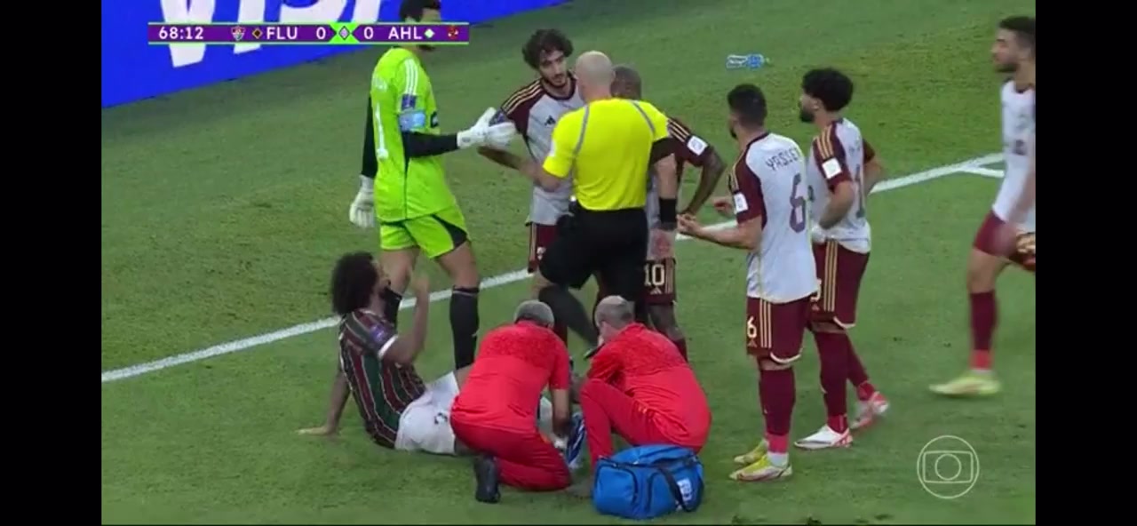 阿这！开罗国民球员怒砸马塞洛水瓶，当着裁判面破坏点球点