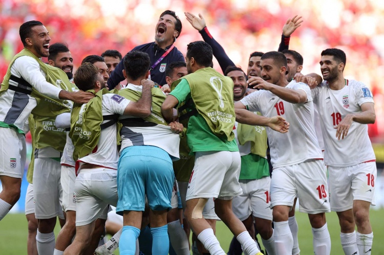 记者：亚洲球队本届赛事表现很好，伊朗惨败英格兰是偶然