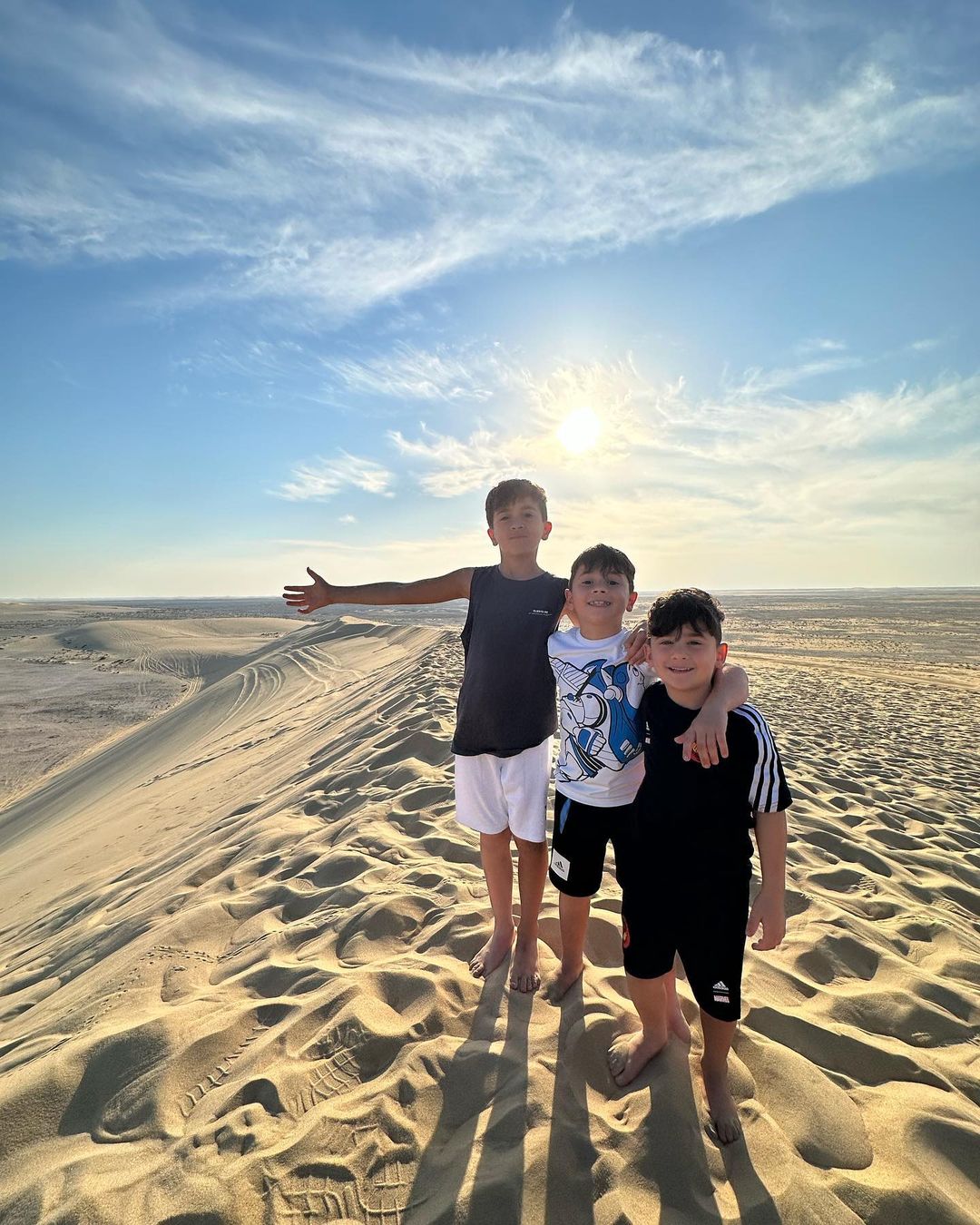 与三个儿子体验沙漠落日，安东内拉晒照：神奇的日落