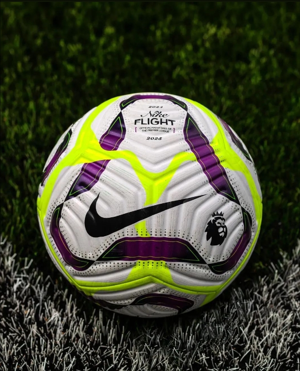 官方：202425英超比赛用球发布，球体为白色搭配紫色和黄色条纹