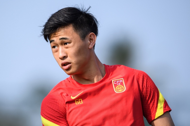 尴尬了！中国香港球迷涌入戴伟浚社媒评论区刷屏：有你都是输