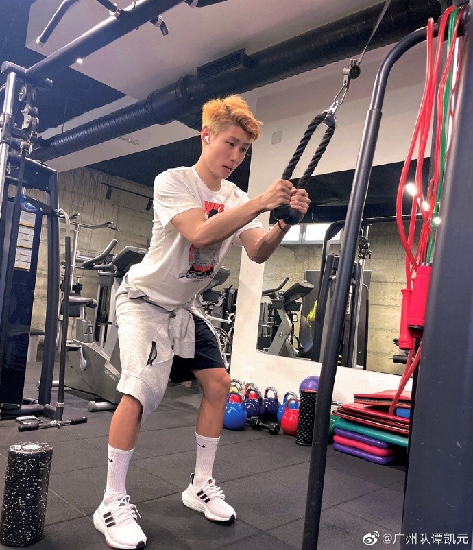 广州队小将谭凯元晒健身房训练照：努力 奋斗 等待