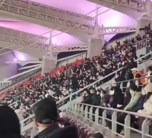 久违的“人浪”！近3万名球迷现场见证武汉三镇赢得争冠关键战