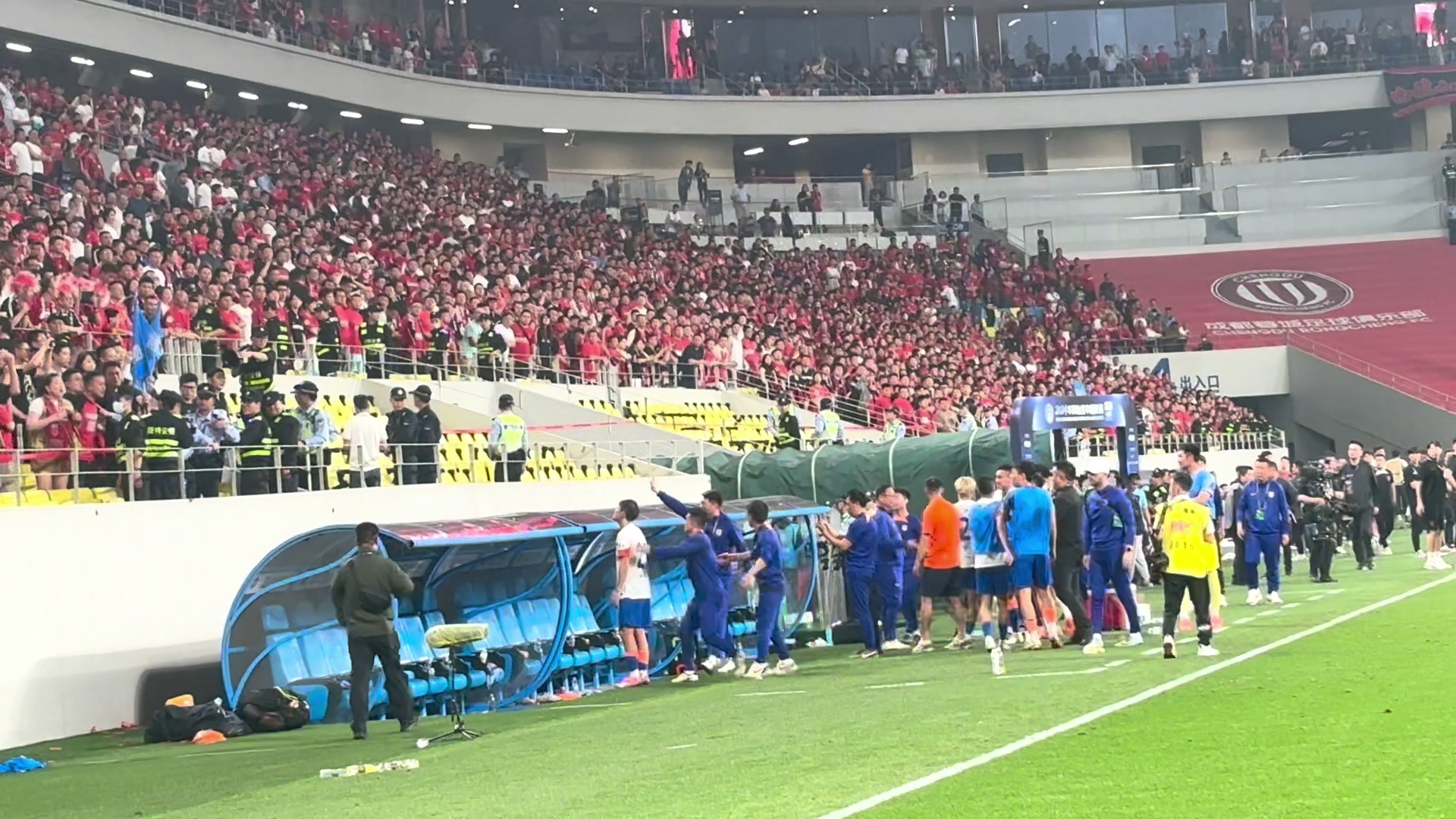 场面接近失控蓉城球迷对喷泰山替补席看台上两次飞下水瓶