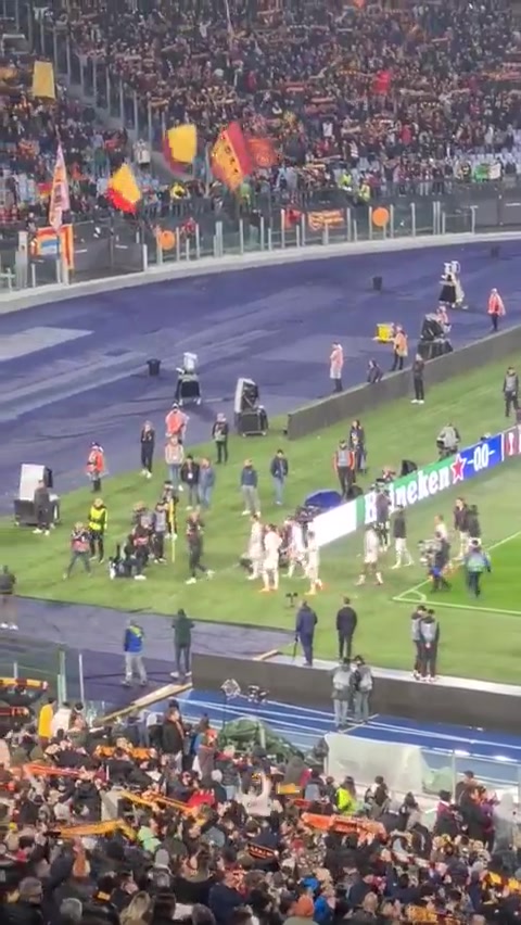 球迷怒了米兰欧联出局，赛后球员们去看台前与球迷交流