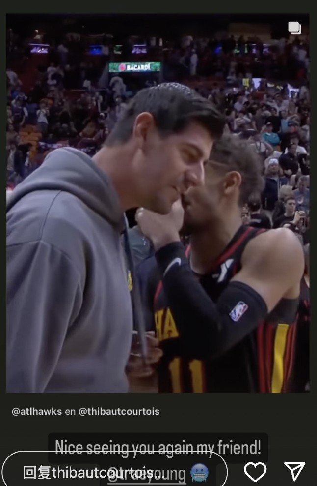 这大高个儿还得低头听你说呢！库尔图瓦NBA赛场与特雷杨互动