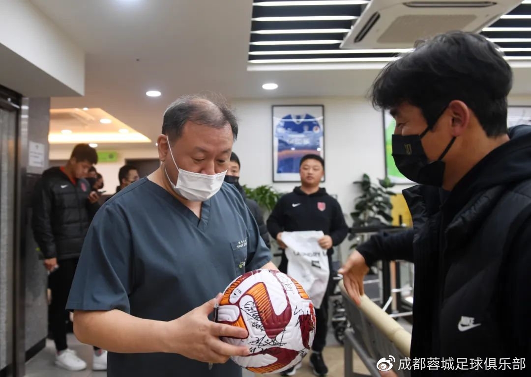 徐正源带队访问 韩国运动医学专家为蓉城球员做诊断