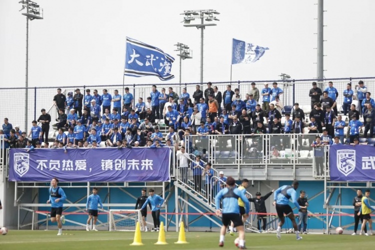 阳春三月热爱绽放武汉三镇举办新赛季首次球迷开放日