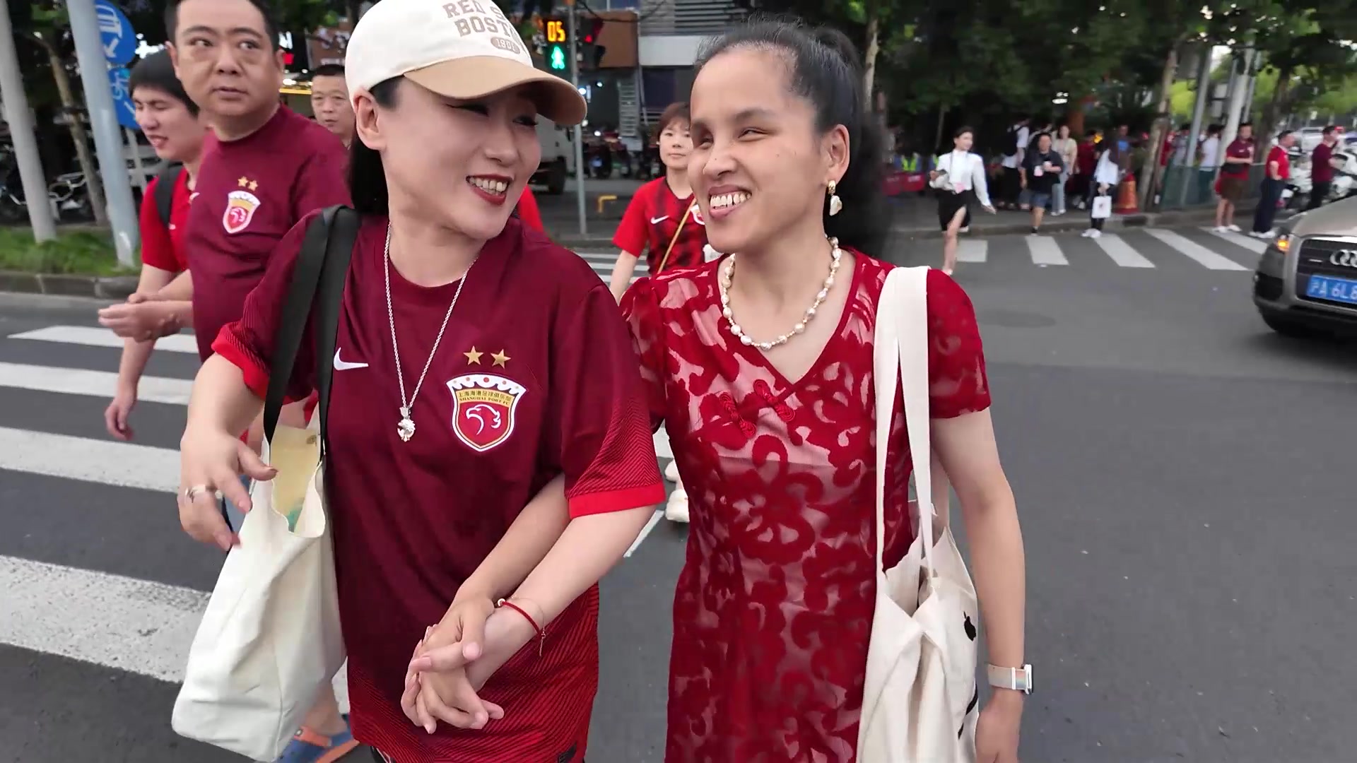 两位视障球迷到上汽浦东足球场“观”赛，俱乐部为他们准备了惊喜
