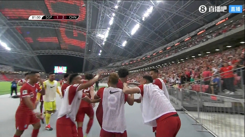 疯狂！新加坡连入2球扳平中国队，全队以及现场球迷狂欢庆祝