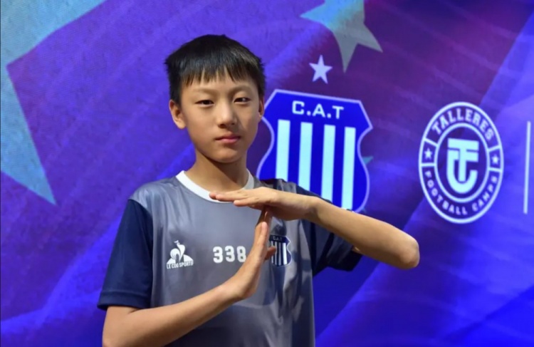 U12国足球员独自前往阿根廷球队学习，俱乐部为其举行新闻发布会