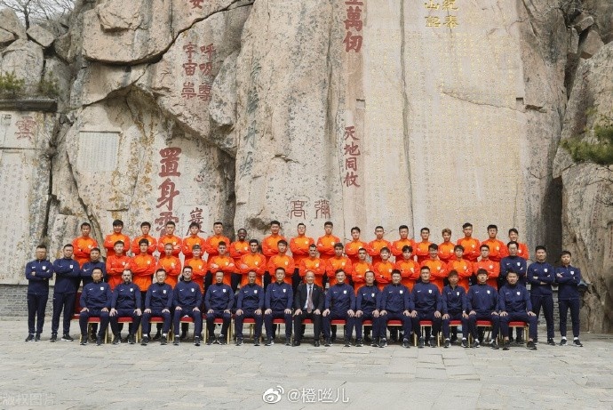 山东泰山拍摄新赛季全家福，吴兴涵、金敬道未在列