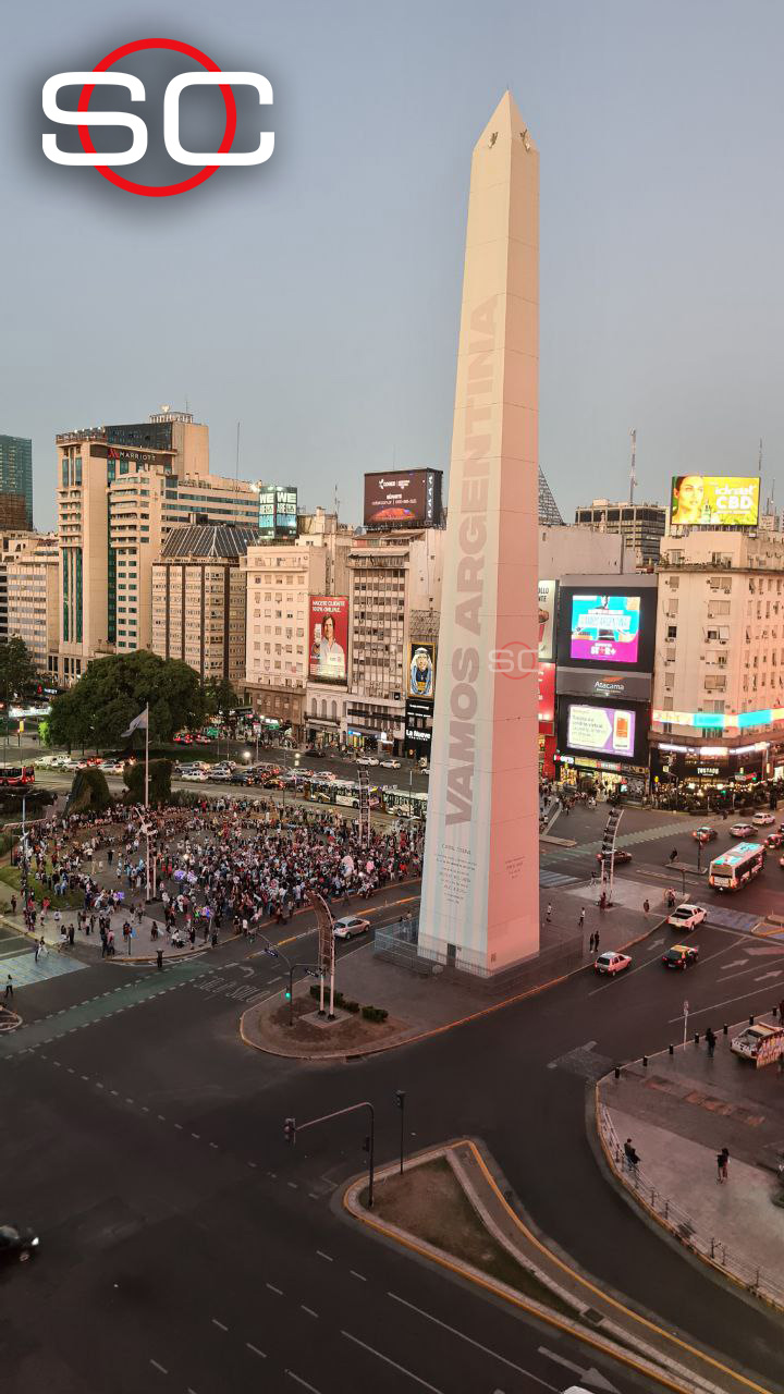 决战！布宜诺斯艾利斯方尖碑亮起字幕：加油，阿根廷！