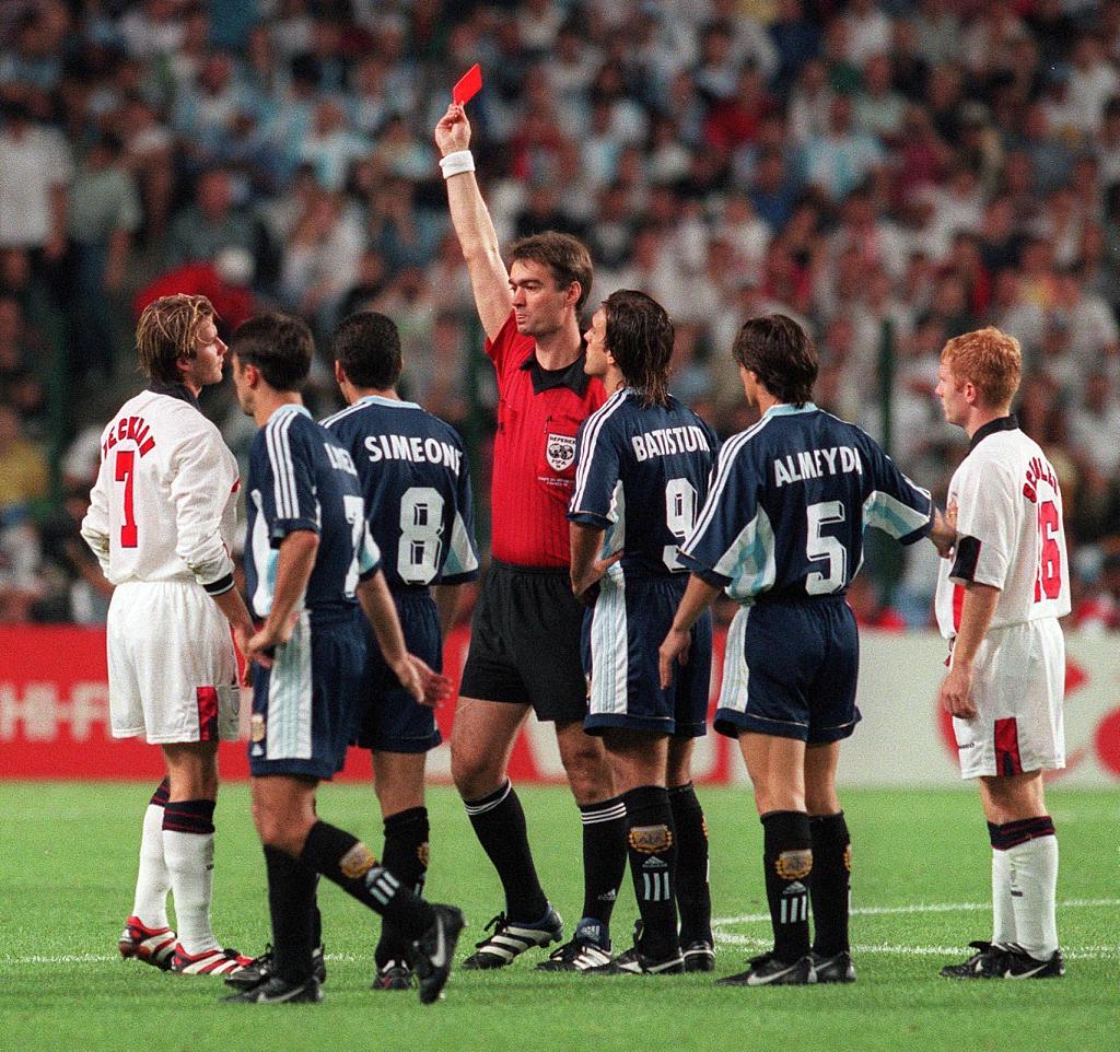 【世界杯名场面】1998年世界杯，小贝背后踢倒西蒙尼染红