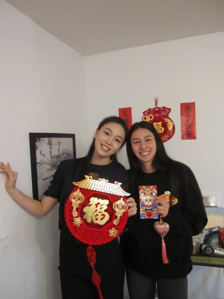 女篮新星王芙蕖晒近照：祝大家新年快乐